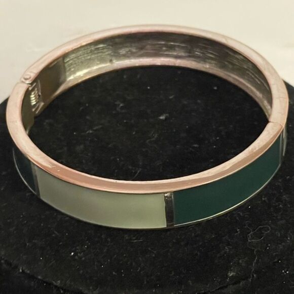 SOLID silver tone metal emerald and sage hinged Cookie Lee abstract bracelet - Picture 3 of 6